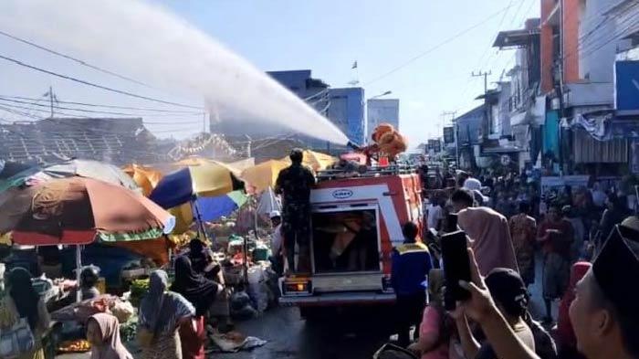 Pasar Waru Pamekasan Kebakaran, Pedagang Teriak Histeris Kalang Kabut Selamatkan Barang Dagangan