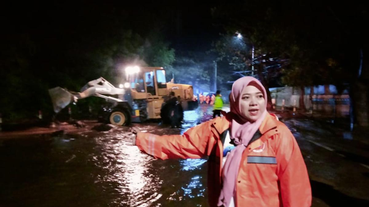 Pasir-Putih-menyebabkan-ruas-jalan-raya-Pantura-tergenang-banjir.jpg