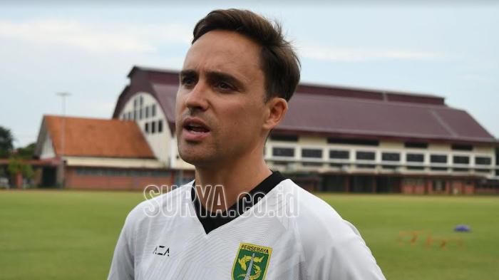 Paul-Munster-pelatih-Persebaya-saat-memimpin-latihan-tim-di.jpg