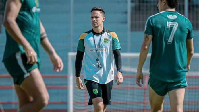 Paul-Munster-saat-memimpin-latihan-Persebaya-Surabaya-sd.jpg