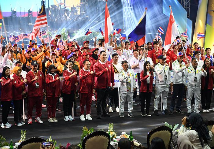 Pemain Persib Bawa Obor, Menpora Dito Harap Indonesia Juarai ASEAN University Games 2024 di Jatim