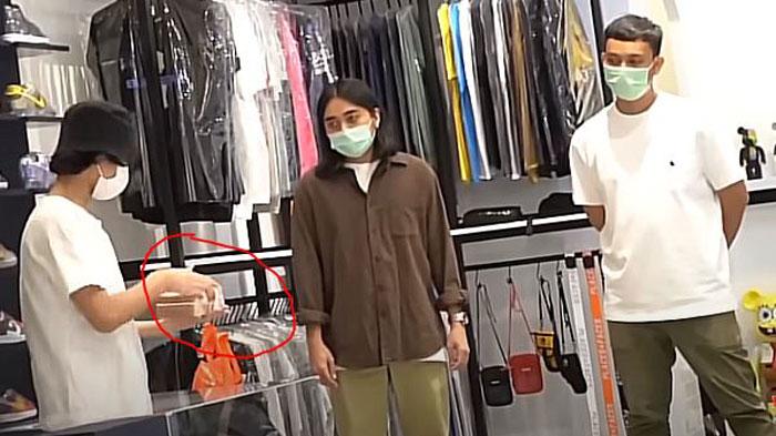 Pegawai-Mall-Syok-Tahu-Pria-Dikira-Gembel-Bawa-Rp-250-Juta-Dibungkus-Kresek-Ternyata-Anak-Artis.jpg