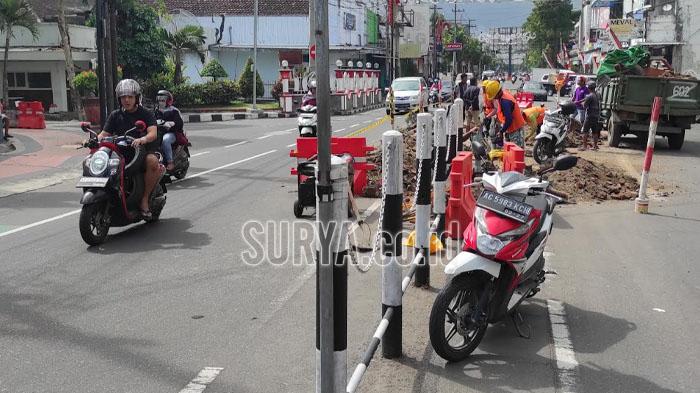 Pekerja-membongkar-taman-pembatas-jalan-di-Jl-Merdeka-Kota-Blitar.jpg