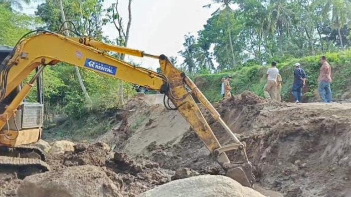 Pekerjaan-proyek-saluran-irigasi-senilai-Rp-114-miliar-di-Desa-Tugusari.jpg