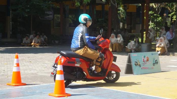 Pelajar-di-Surabaya-saat-test-ride-Yamaha-Fazzio.jpg