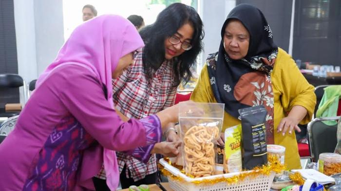 Pelaku-Industri-Kecil-Menengah-di-Kota-Kediri-dilatih-membuat-Hampers.jpg