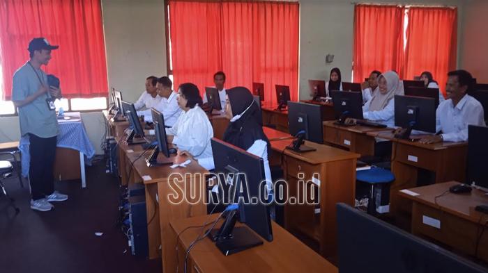 Pelamar-PPK-Pilkada-Jember-2024-jalani-tes-CAT-di-SMA-Negeri-2-Jember.jpg