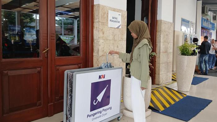 Musim Hujan, Daop 9 Jember Sediakan Fasilitas Pengering Payung Bagi Pengunjung