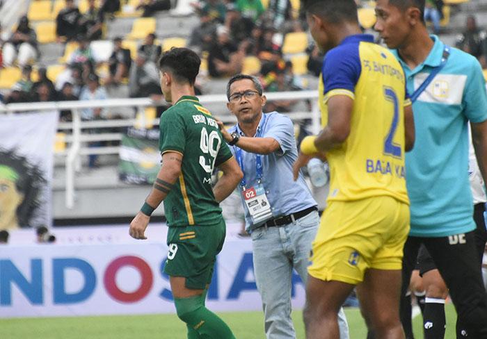 Pelatih-Persebaya-Aji-Santoso-beri-intruksi-ke-Bruno-Moreira-saat-lawan-Barito-Putera.jpg