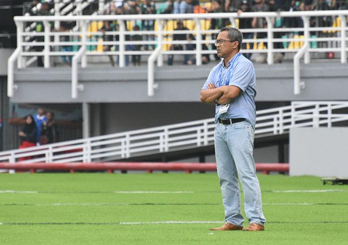 Pelatih-Persebaya-Aji-Santoso-saat-melihat-pemainnya-bertanding.jpg