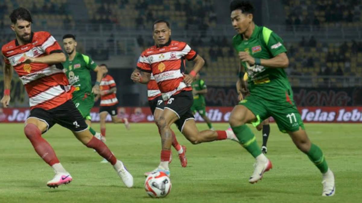 Pelatih-Persebaya-Bernardo-Tavares-menyadari-sulitnya-dua-laga-terdekat.jpg