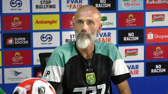 Pelatih-Persebaya-Eduardo-Perez-2392025jpg.jpg