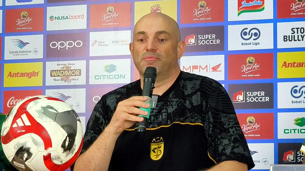 Pelatih-Persebaya-Surabaya-Bernardo-Tavares-saat-jumpa-pers-di-Stadion-GBT-1722026.jpg