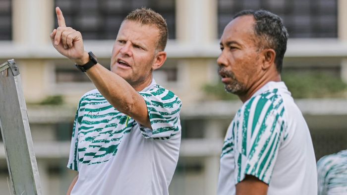 Pelatih-Persebaya-Surabaya-Josep-Gombau-bersama-Uston-Nawawi.jpg