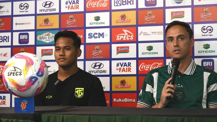 Pelatih-Persebaya-Surabaya-Paul-Munster-kanan-saat-Pre-Match-Conference.jpg