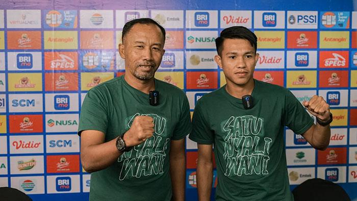 Pelatih-Persebaya-Uston-Nawawi-kiri-didampingi-Kasim-Botan.jpg
