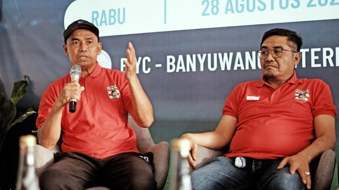 Pelatih-Persewangi-Syamsudin-Batola-kiri-dan-Presiden-Klub-Handoko.jpg