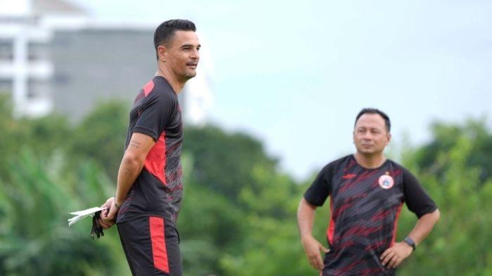 Pelatih-Persija-Carlos-Pena-saat-memimpin-latihan-tim.jpg