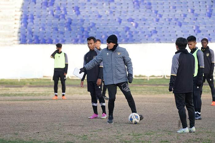 Pelatih-Timnas-Indonesia-Shin-tae-yong-memimpin-latihan-di-Uzbekistan.jpg
