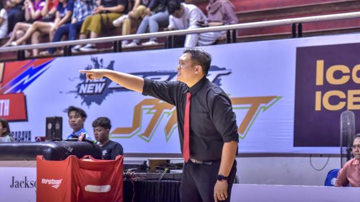 Pelatih-tim-basket-putra-SMA-Singapore-National-Academy-SNA-Sidoarjo-Coach-Bhiant-Lee.jpg
