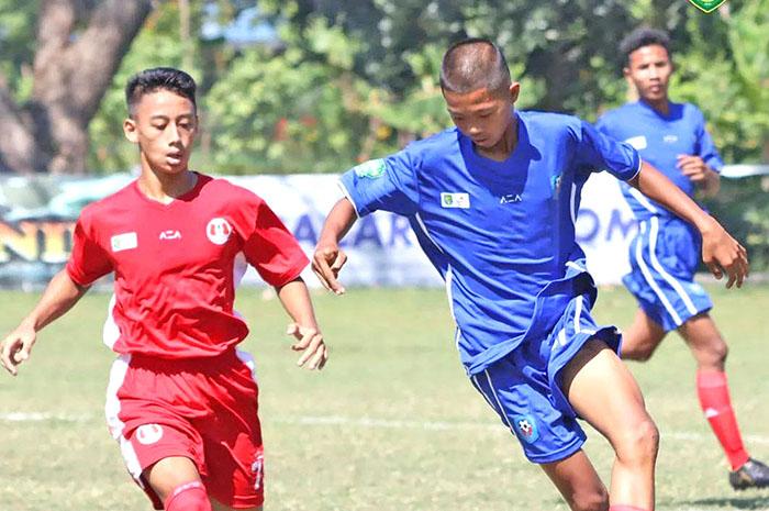 Pemain-Indonesia-Muda-jersey-merah-lawan-Putra-Mars-di-Liga-Persebaya-2022.jpg