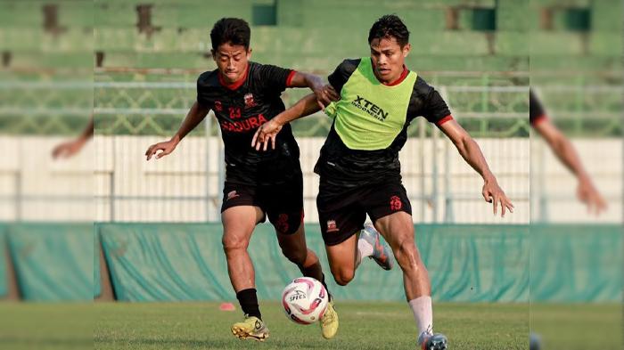 Pemain-Madura-United-saat-menjalani-sesi-latihan.jpg