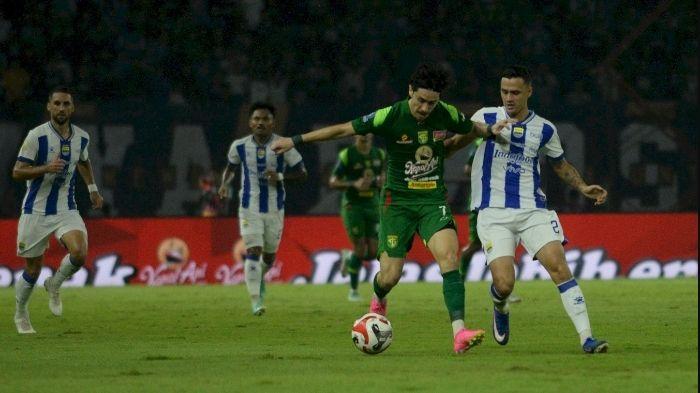 Pemain-Persebaya-Bruno-Moreira-dua-kanan-berebut-bola-dengan-pemain-Persib-bandung.jpg