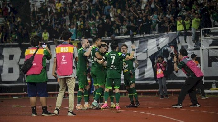 Pemain-Persebaya-Bruno-Moreira-melakukan-selebrasi-dengan-rekan-satu-tim-usai-mencetak-gol.jpg