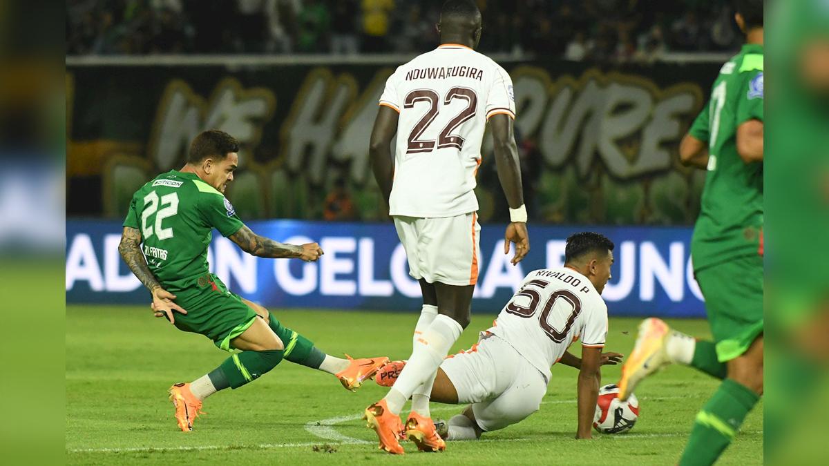 Pemain-Persebaya-Gali-Freitas-melepaskan-tendangan-ke-gawang-Borneo-FC.jpg