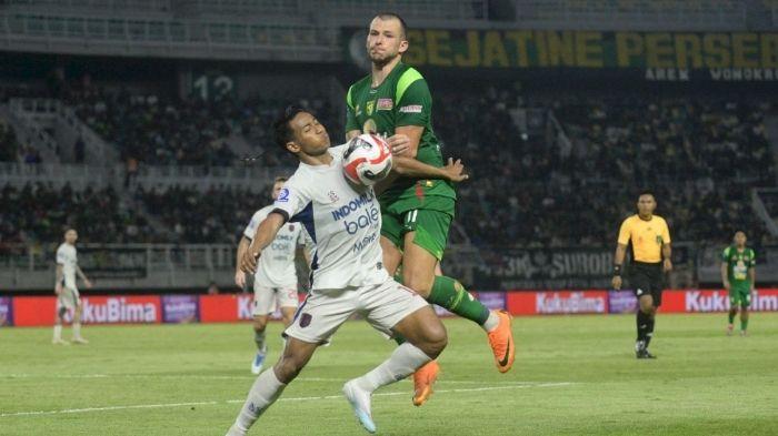 Pemain-Persebaya-Provic-berhadapan-dengan-kiper-Persita-Igor.jpg