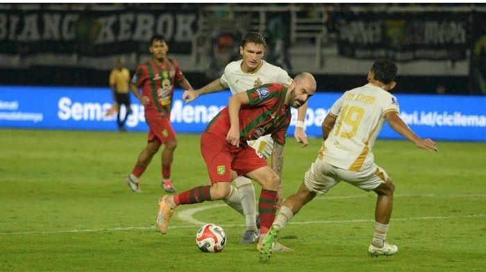 Pemain-Persebaya-Surabaya-Milos-Raickovic-dikepung-pemain-Bhayangkara-Presisi-Lampung.jpg
