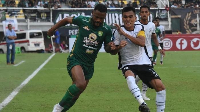 surabaya/Pemain-Persebaya-Surabaya-P-Victor-kiri-berebut-bola-dengan-pemain-Rans-Nusantara-FC-Paulo.jpg