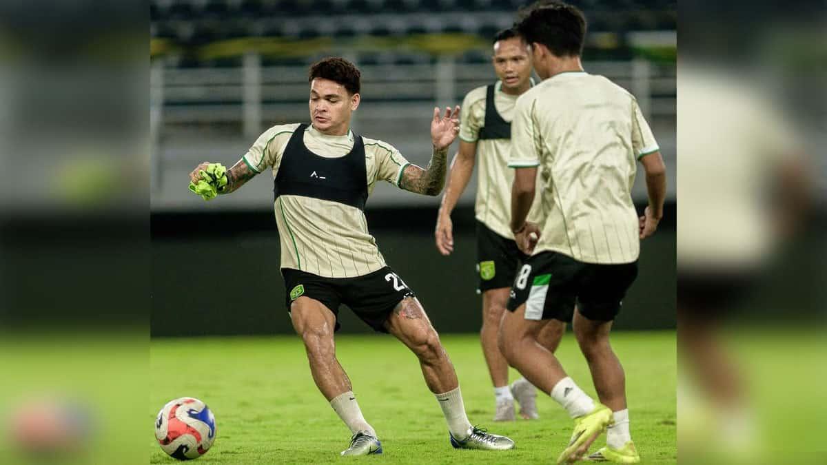 Pemain-Persebaya-Surabaya-menjalani-official-training-1742026.jpg