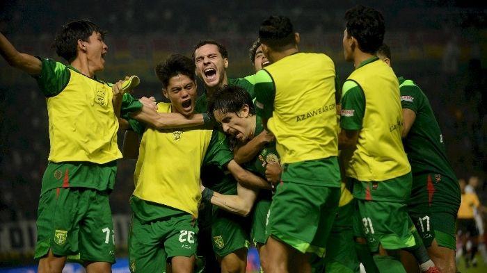 Pemain-Persebaya-Surabaya-merayakan-kemenangan-atas-Persita-Tangerang.jpg