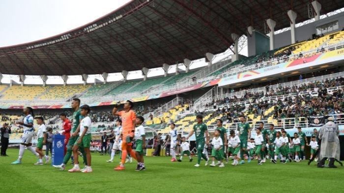 Pemain-Persebaya-Surabaya-saat-keluar-dari-lorong-Stadion-GBT-jelang-laga-Liga-1.jpg