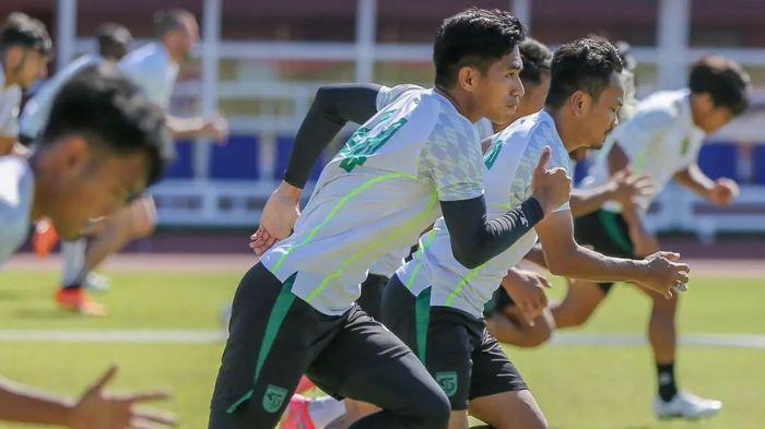 Pemain-Persebaya-Surabaya-saat-menjalani-latihan-timddd.jpg