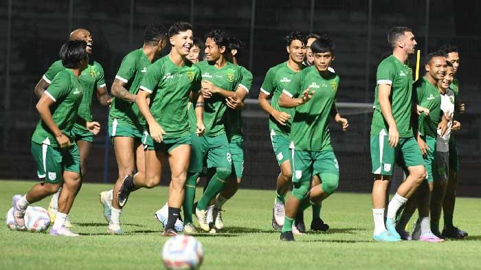 Pemain-Persebaya-berlatih-di-Stadion-Gelora-10-Nopember.jpg