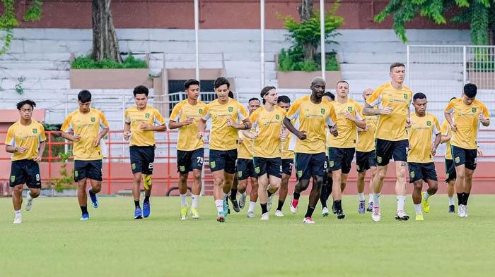 Pemain-Persebaya-menjalani-latihan-2012025.jpg
