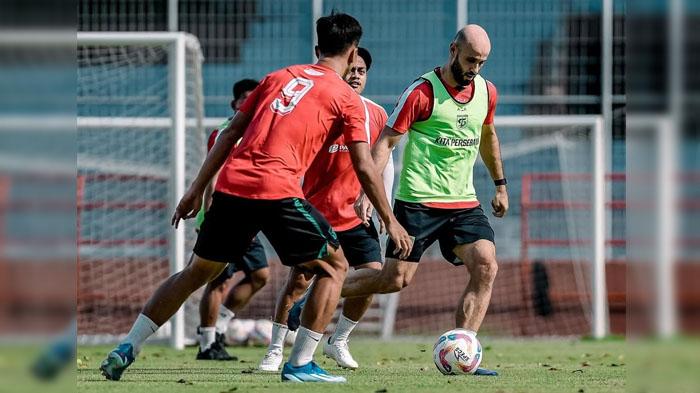 Pemain-Persebaya-menjalani-latihan-2512024.jpg