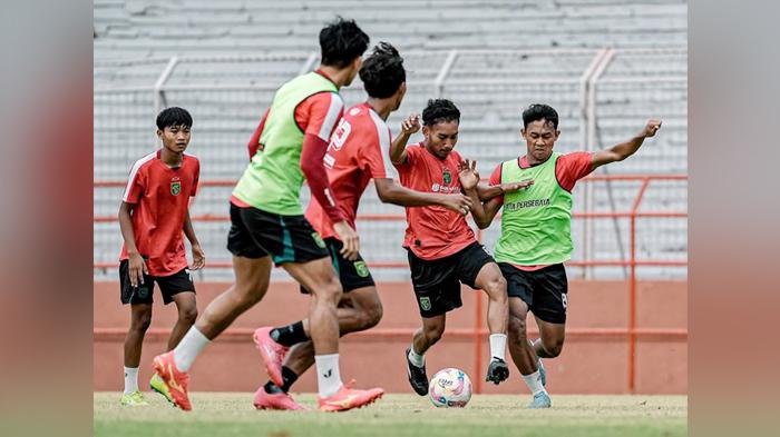 Pemain-Persebaya-menjalani-latihan-di-Stadion-Gelora-10-Nopember-18112024.jpg