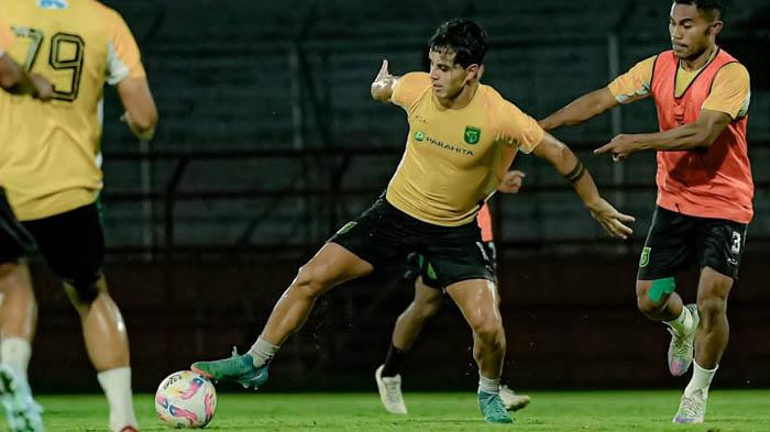Pemain-Persebaya-menjalani-latihan-di-Stadion-Gelora-10-November-Surabaya.jpg