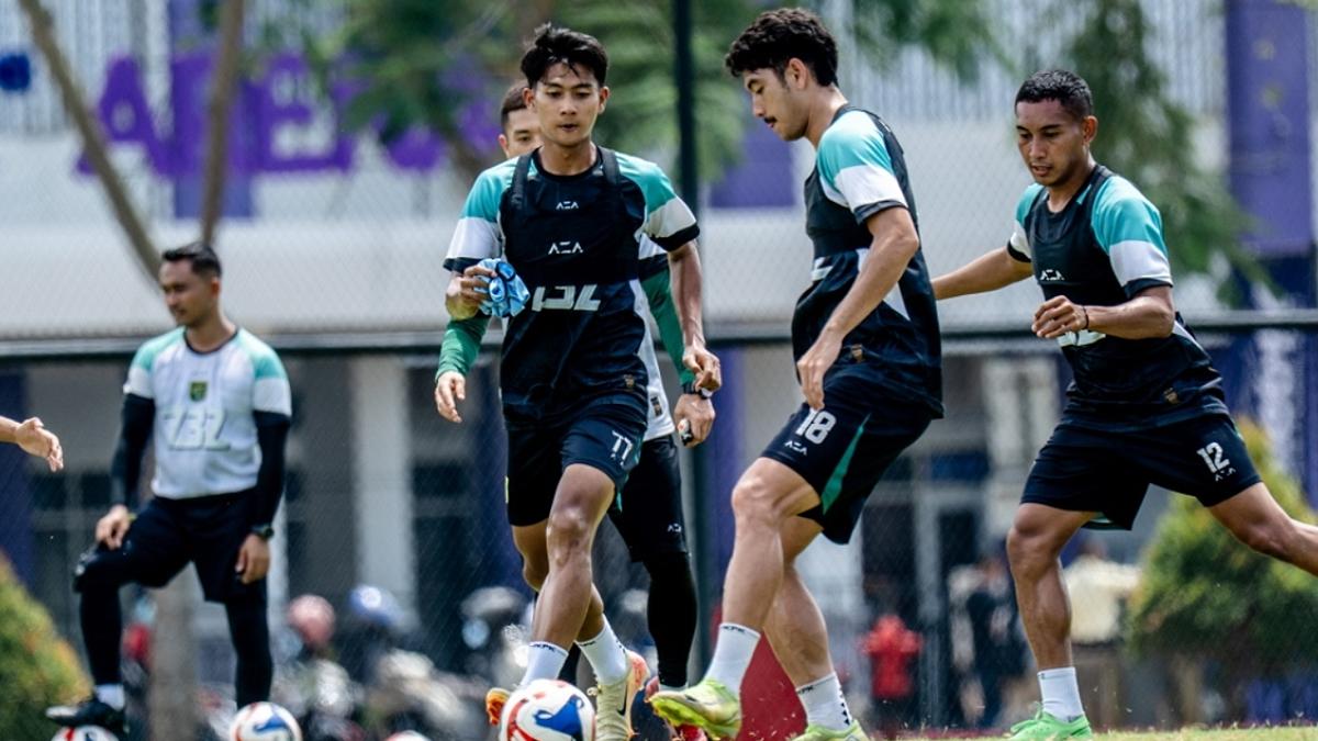 Pemain-Persebaya-menjalani-latihan-tim-28112025.jpg
