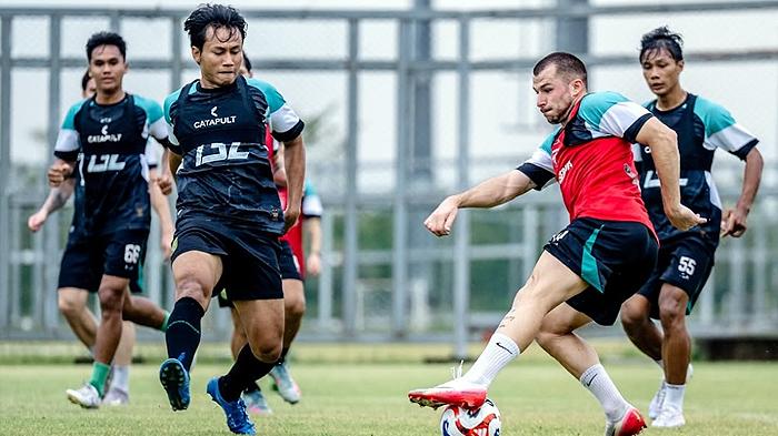 Pemain-Persebaya-menjalani-latihan-tim-di-Lapangan-ABC-Kompleks-Stadion-GBT-1112025.jpg