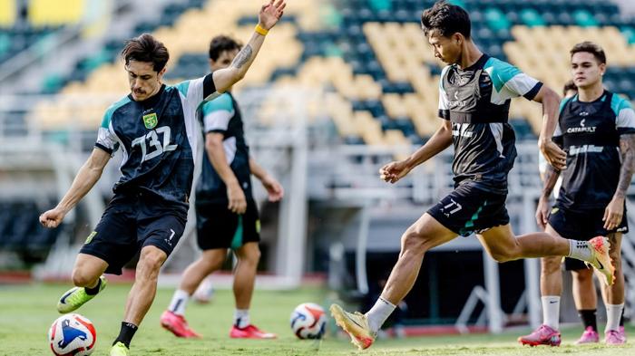 Pemain-Persebaya-menjalani-official-training-1112025.jpg