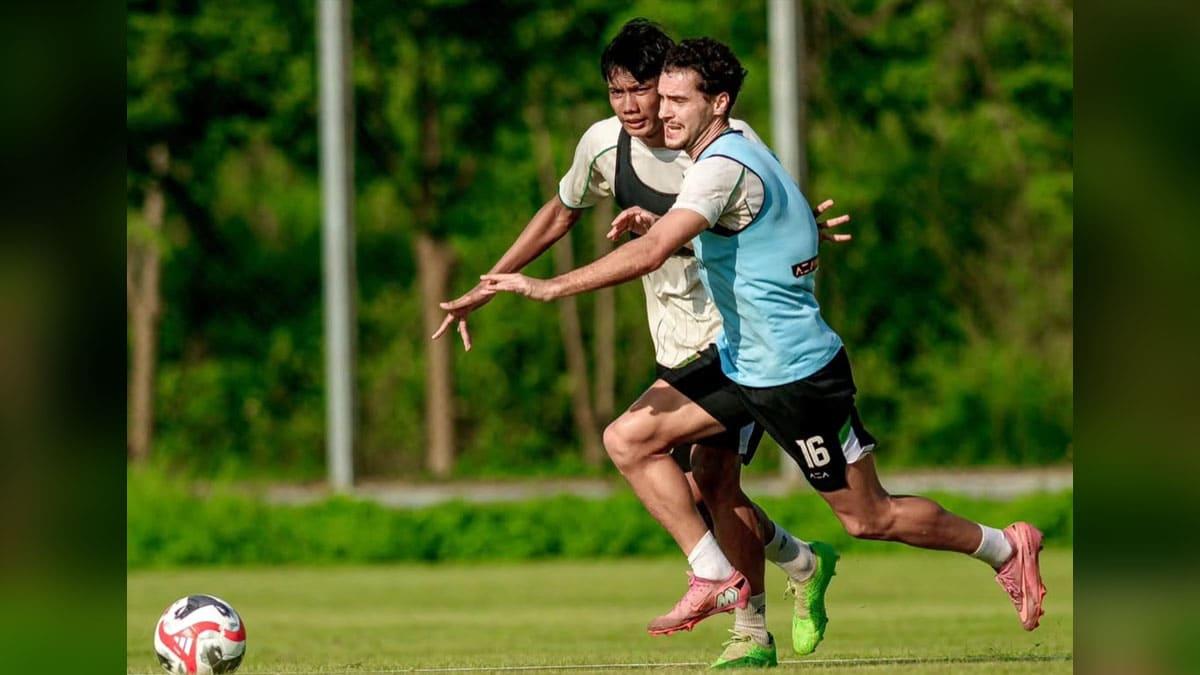 Pemain-Persebaya-saat-latihan-tim-di-Lapangan-ABC-Kompleks-Stadion-GBT-3032026.jpg