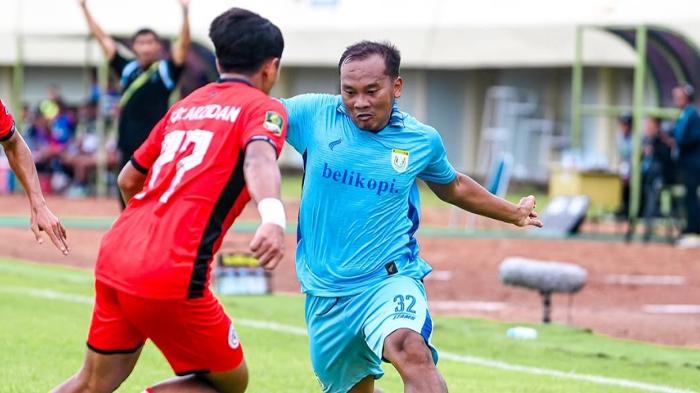 Pemain-Persela-menguasai-bola-dihadang-pemain-Persipal-Palu.jpg
