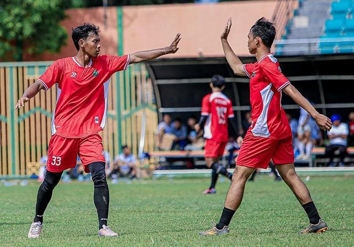 Pemain-Persibo-Bojonegoro-jersey-merah-saat-jalani-laga.jpg