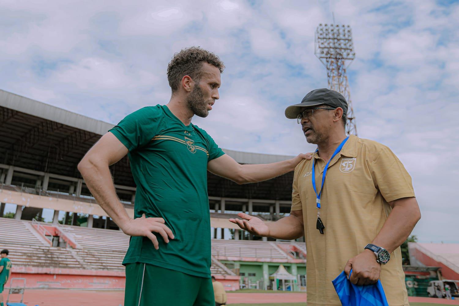 Pemain-baru-Persebaya-Surabaya-Ze-Valente-bersama-Pelatih-Aji-Santoso.jpg