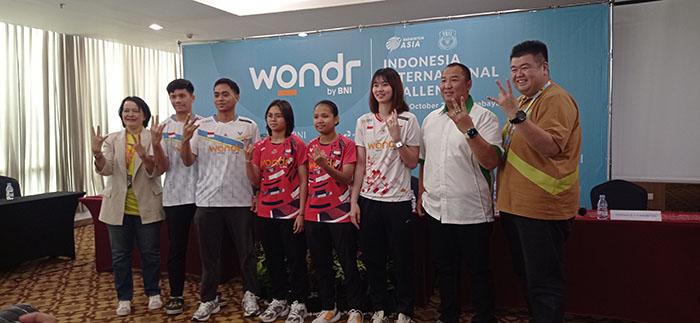 Pemain-dan-panitia-bulutangkis-Indonesia-International-Challenge-2024.jpg