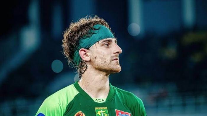 Pemain-serba-bisa-Dejan-Tumbas-memilih-hengkang-dari-Persebaya-Surabaya.jpg